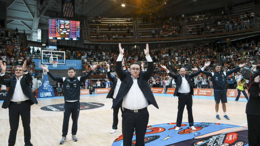 Diego Epifanio, despidiéndose de la afición en su último partido como entrenador del Básquet Coruña @Carlota Blanco (3)