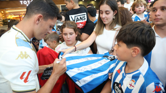 Presentación de las camisetas del Dépor FOTO Germán Barreiros (1)