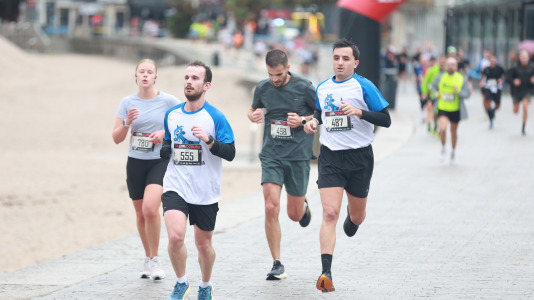 Miles de personas corrieron en la prueba, que batió su récord de participación y contó con el patrocinio de DxT Campeón