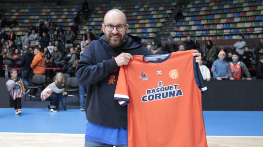 El Leyma Coruña abrió el 2026 junto a su afición este viernes con una jornada de puertas abiertas en el Coliseum, en la que los seguidores naranjas pudieron asistir al primer entrenamiento del año 