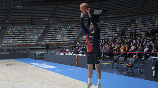 El Leyma Coruña abrió el 2026 junto a su afición este viernes con una jornada de puertas abiertas en el Coliseum, en la que los seguidores naranjas pudieron asistir al primer entrenamiento del año 