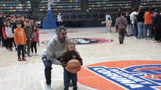 El Leyma Coruña abrió el 2026 junto a su afición este viernes con una jornada de puertas abiertas en el Coliseum, en la que los seguidores naranjas pudieron asistir al primer entrenamiento del año 