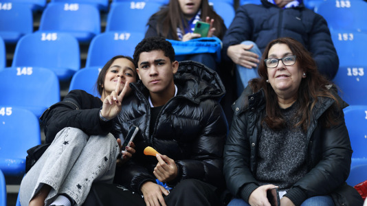 La hinchada blanquiazul, que llevaba más de dos meses sin celebrar una victoria en casa, sufrió con el equipo y le empujó hasta el final para sumar los tres puntos ante los manchegos