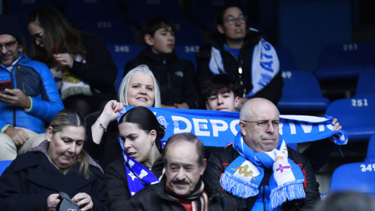 La hinchada blanquiazul, que llevaba más de dos meses sin celebrar una victoria en casa, sufrió con el equipo y le empujó hasta el final para sumar los tres puntos ante los manchegos