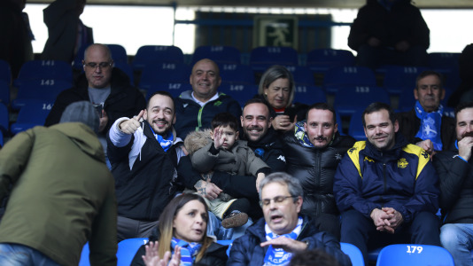 La hinchada blanquiazul, que llevaba más de dos meses sin celebrar una victoria en casa, sufrió con el equipo y le empujó hasta el final para sumar los tres puntos ante los manchegos