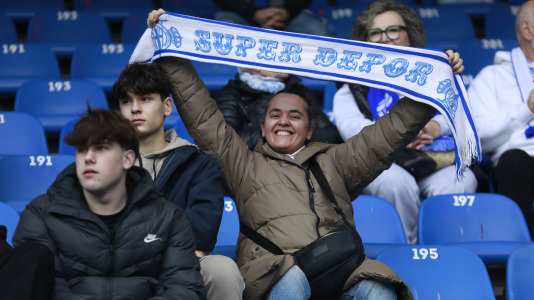 La hinchada blanquiazul, que llevaba más de dos meses sin celebrar una victoria en casa, sufrió con el equipo y le empujó hasta el final para sumar los tres puntos ante los manchegos