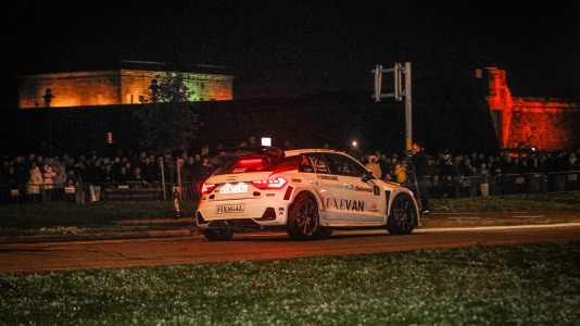 Iván Ares fue el más rápido del novedoso tramo urbano, con el Castillo de San Antón de fondo