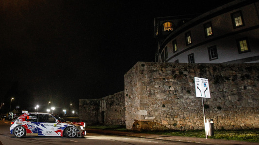 Iván Ares fue el más rápido del novedoso tramo urbano, con el Castillo de San Antón de fondo