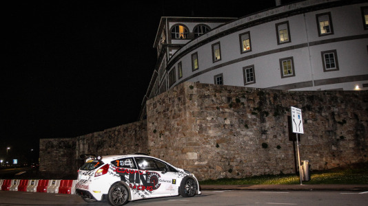 Iván Ares fue el más rápido del novedoso tramo urbano, con el Castillo de San Antón de fondo
