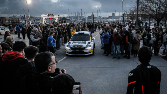 Iván Ares fue el más rápido del novedoso tramo urbano, con el Castillo de San Antón de fondo