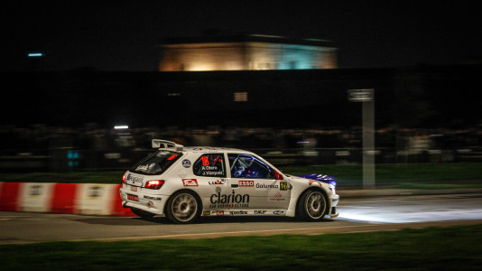 Iván Ares fue el más rápido del novedoso tramo urbano, con el Castillo de San Antón de fondo