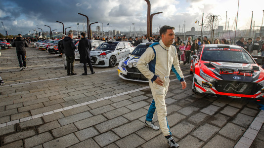 Iván Ares fue el más rápido del novedoso tramo urbano, con el Castillo de San Antón de fondo