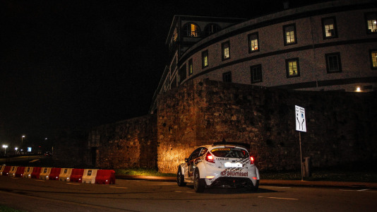 Iván Ares fue el más rápido del novedoso tramo urbano, con el Castillo de San Antón de fondo
