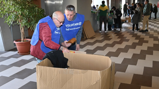 Cita solidaria, ánimo en las gradas y mucha tensión sobre la pista en el duelo entre primero y segundo
