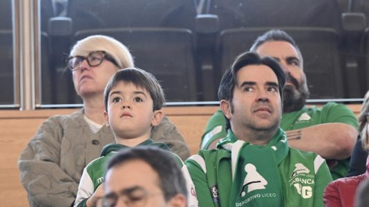 Cita solidaria, ánimo en las gradas y mucha tensión sobre la pista en el duelo entre primero y segundo