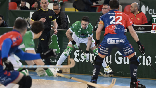 Cita solidaria, ánimo en las gradas y mucha tensión sobre la pista en el duelo entre primero y segundo