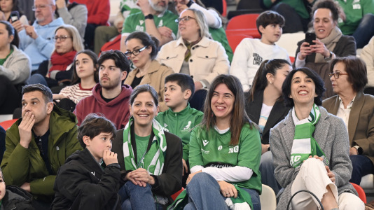 Cita solidaria, ánimo en las gradas y mucha tensión sobre la pista en el duelo entre primero y segundo