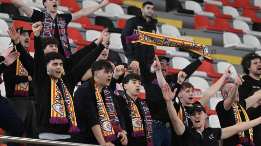 Cita solidaria, ánimo en las gradas y mucha tensión sobre la pista en el duelo entre primero y segundo