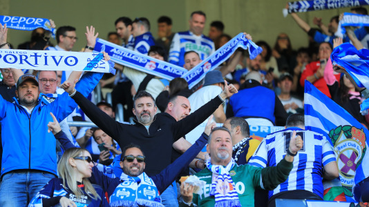 Cientos de seguidores blanquiazules vivieron una montaña rusa de emociones que terminó con final feliz y con los tres puntos rumbo a A Coruña