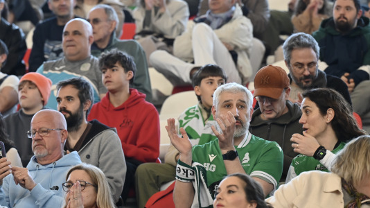 Cita solidaria, ánimo en las gradas y mucha tensión sobre la pista en el duelo entre primero y segundo