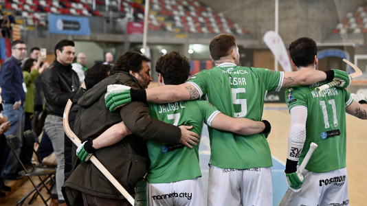 Cita solidaria, ánimo en las gradas y mucha tensión sobre la pista en el duelo entre primero y segundo