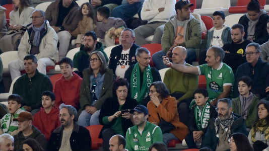 Cita solidaria, ánimo en las gradas y mucha tensión sobre la pista en el duelo entre primero y segundo