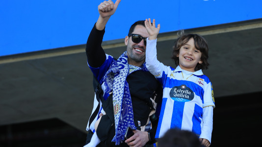 Cientos de seguidores blanquiazules vivieron una montaña rusa de emociones que terminó con final feliz y con los tres puntos rumbo a A Coruña