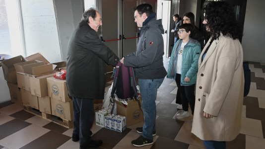 Cita solidaria, ánimo en las gradas y mucha tensión sobre la pista en el duelo entre primero y segundo