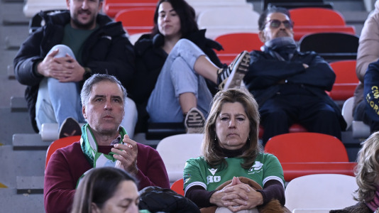 Cita solidaria, ánimo en las gradas y mucha tensión sobre la pista en el duelo entre primero y segundo