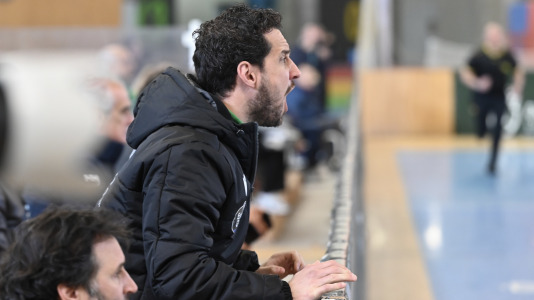 Cita solidaria, ánimo en las gradas y mucha tensión sobre la pista en el duelo entre primero y segundo