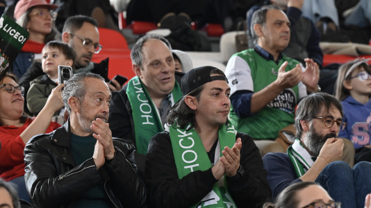 Cita solidaria, ánimo en las gradas y mucha tensión sobre la pista en el duelo entre primero y segundo