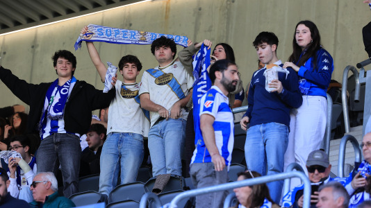 Cientos de seguidores blanquiazules vivieron una montaña rusa de emociones que terminó con final feliz y con los tres puntos rumbo a A Coruña
