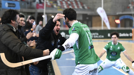 Cita solidaria, ánimo en las gradas y mucha tensión sobre la pista en el duelo entre primero y segundo