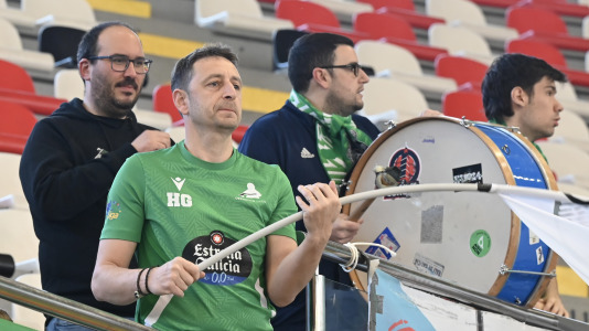 Cita solidaria, ánimo en las gradas y mucha tensión sobre la pista en el duelo entre primero y segundo