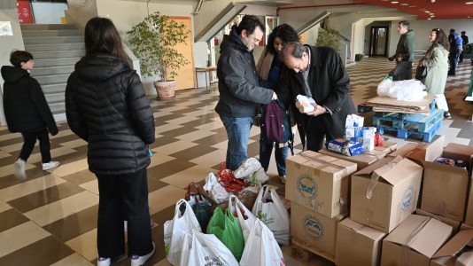 Cita solidaria, ánimo en las gradas y mucha tensión sobre la pista en el duelo entre primero y segundo