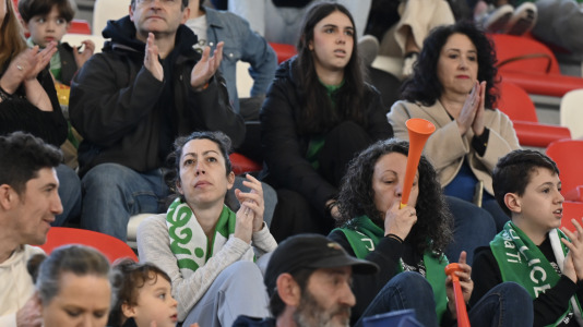 Cita solidaria, ánimo en las gradas y mucha tensión sobre la pista en el duelo entre primero y segundo