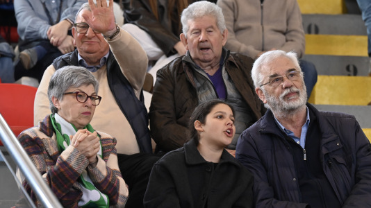 Cita solidaria, ánimo en las gradas y mucha tensión sobre la pista en el duelo entre primero y segundo