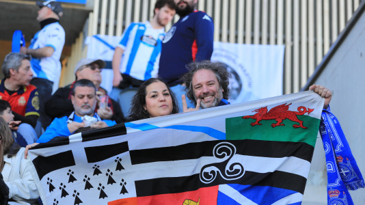 Cientos de seguidores blanquiazules vivieron una montaña rusa de emociones que terminó con final feliz y con los tres puntos rumbo a A Coruña