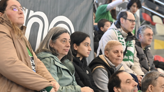 Cita solidaria, ánimo en las gradas y mucha tensión sobre la pista en el duelo entre primero y segundo