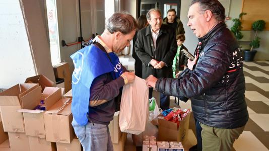 Cita solidaria, ánimo en las gradas y mucha tensión sobre la pista en el duelo entre primero y segundo