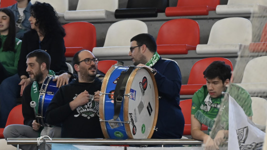 Cita solidaria, ánimo en las gradas y mucha tensión sobre la pista en el duelo entre primero y segundo