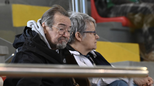 Cita solidaria, ánimo en las gradas y mucha tensión sobre la pista en el duelo entre primero y segundo