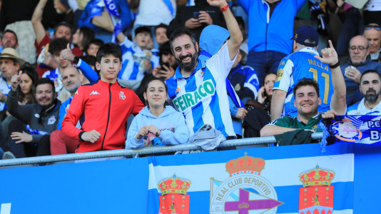 Cientos de seguidores blanquiazules vivieron una montaña rusa de emociones que terminó con final feliz y con los tres puntos rumbo a A Coruña