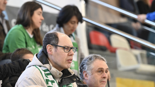 Cita solidaria, ánimo en las gradas y mucha tensión sobre la pista en el duelo entre primero y segundo