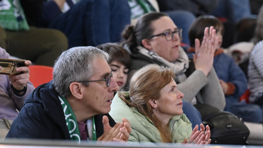 Cita solidaria, ánimo en las gradas y mucha tensión sobre la pista en el duelo entre primero y segundo