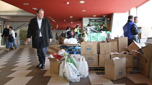 Cita solidaria, ánimo en las gradas y mucha tensión sobre la pista en el duelo entre primero y segundo