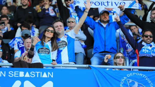 Cientos de seguidores blanquiazules vivieron una montaña rusa de emociones que terminó con final feliz y con los tres puntos rumbo a A Coruña