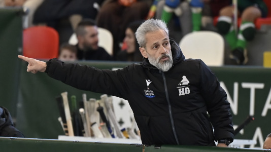 Cita solidaria, ánimo en las gradas y mucha tensión sobre la pista en el duelo entre primero y segundo