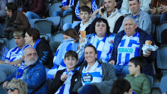 Cientos de seguidores blanquiazules vivieron una montaña rusa de emociones que terminó con final feliz y con los tres puntos rumbo a A Coruña