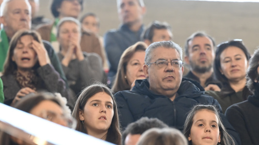 Cita solidaria, ánimo en las gradas y mucha tensión sobre la pista en el duelo entre primero y segundo